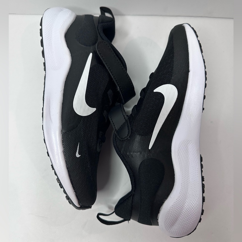 Nike Black and White Sneakers with Velcro Strap - Picture 4 of 8